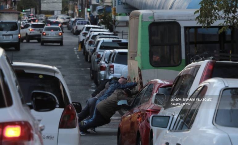 Pésimo servicio de transporte: unidad se descompone y pasajeros lo empujan