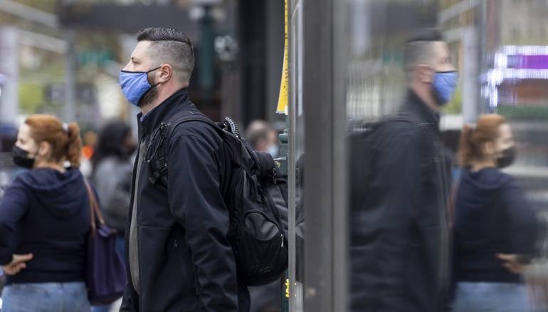 EE.UU. no ve necesario volver a la mascarilla entre vacunados ante la variante delta