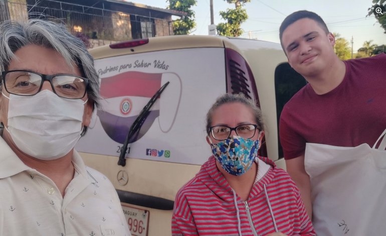 Familia asiste a adultos mayores con traslado gratuito a vacunatorios