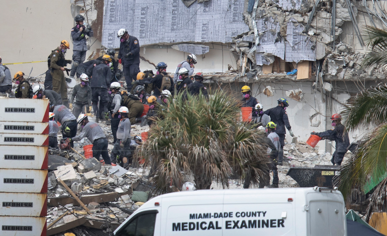 Sube a 12 la cifra de muertos tras caída de edificio en Florida