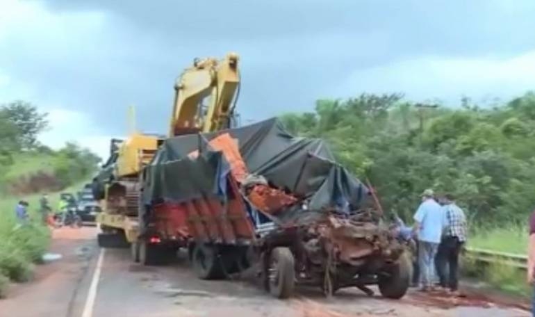 Menonitas trabajan con sus maquinarias en el puente de Tacuatí ante ausencia del MOPC
