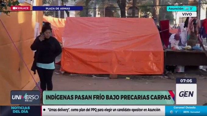 Niños y adultos indígenas pasan frío en Plaza de Armas, sus líderes rechazan ir a albergue