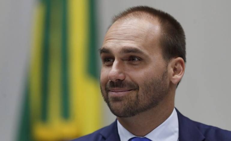Hijo de Bolsonaro dice que el „único barco que se hunde es el de Argentina“