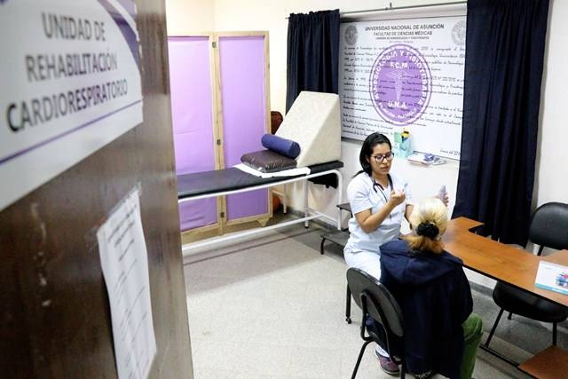 Clínicas brinda asistencia kinésica a pacientes recuperados de COVID-19