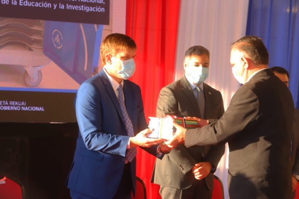 Gobierno entrega equipos tecnológicos y textos para el fortalecimiento de la educación a distancia