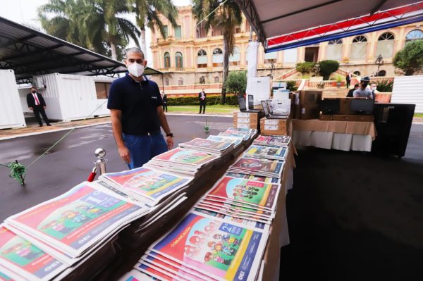 Gobierno entrega nuevos equipos y materiales impresos para reforzar la educación a distancia