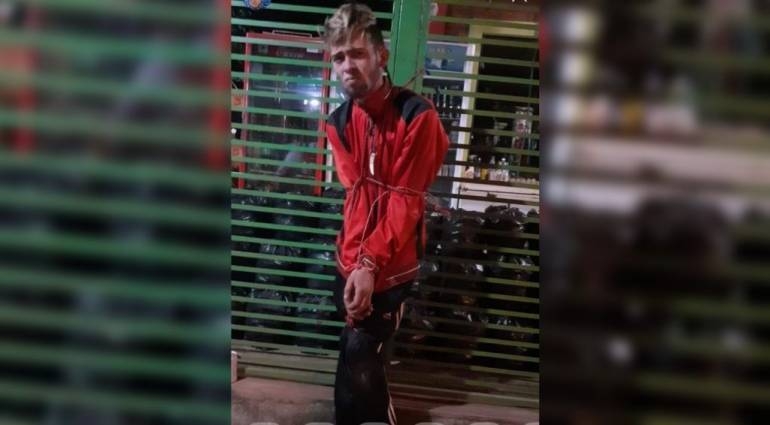 VIDEO – Con machete en mano, valiente dueño de bodega atrapa a ladrón