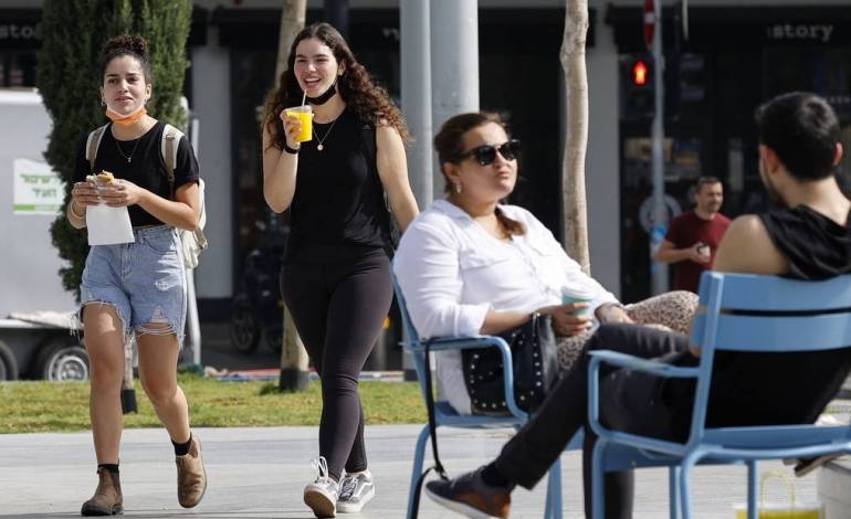 Israel levanta la obligación de llevar mascarilla en interiores