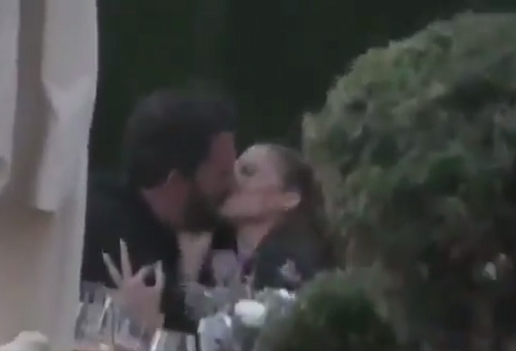 Jennifer López y Ben Affleck se besan en una cena en familia en Los Ángeles