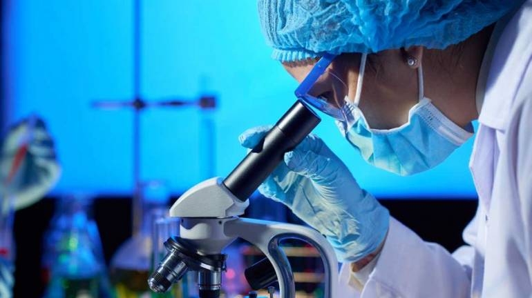 Superar el COVID-19 reduce el riesgo de reinfección durante al menos 10 meses