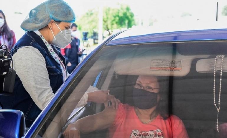 Hasta hoy vacunan a los de 50 años cumplidos en adelante