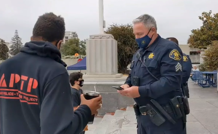 Un policía de EE.UU. usa música de Taylor Swift como „escudo“ al ser grabado