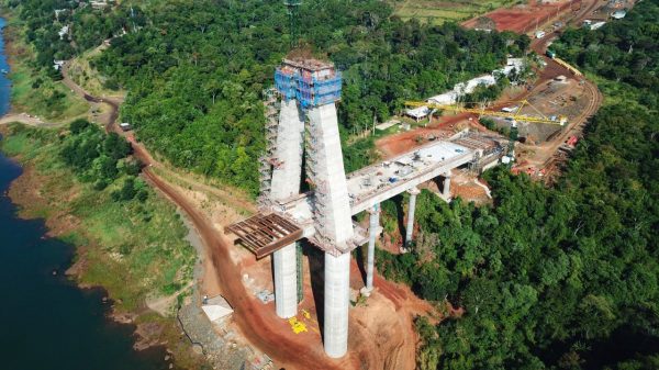 Puente de la Integración: concluyó edificación de primera losa de transición de la torre principal