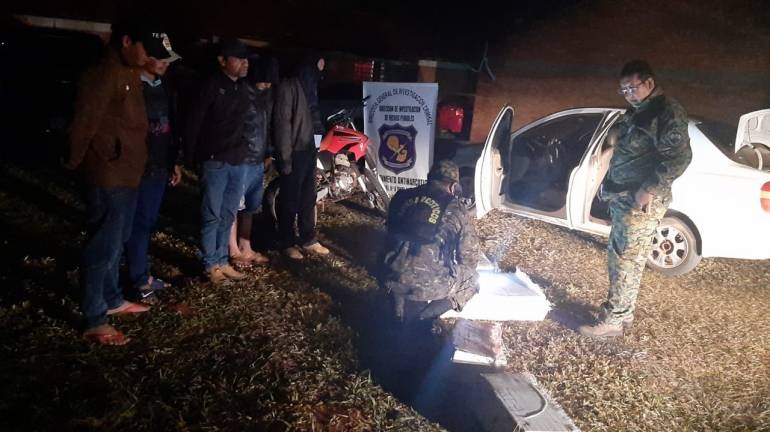 Detienen a cinco personas que llevaban 122 kilos de marihuana