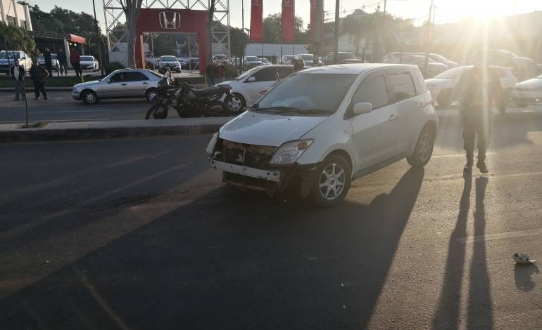 Conductor ebrio choca a varios vehículos que estaban en la fila para la vacunación en el SND