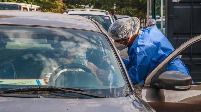 Vacunatorio en Derecho UNA suspende inoculación por problemas eléctricos