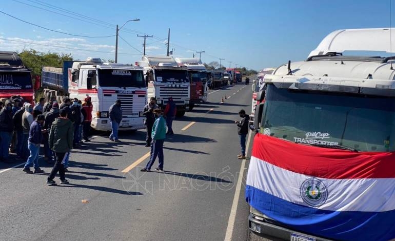 Camioneros continúan con el paro nacional y piden incremento en precio del flete