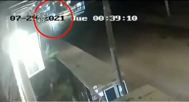 Conductora se quedó dormida al volante y chocó contra un muro