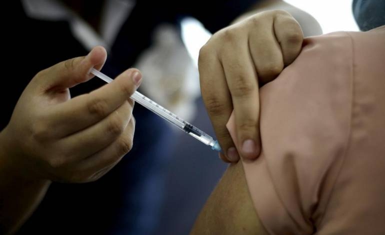 Escándalo en Alemania: enfermera habría aplicado solución salina en lugar de la vacuna