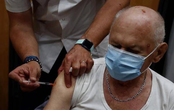 Francia recomienda tercera dosis anticovid para ancianos y personas frágiles