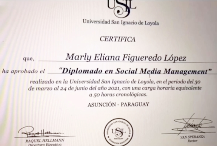 Marly presume diplomados y certificados sobre estudios de comunicación en redes