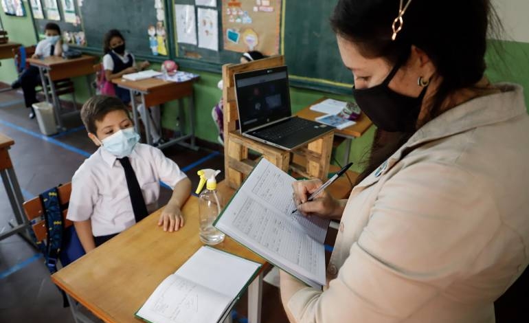 Infectólogo pediátrico insta a seguir con las medidas sanitarias en las aulas