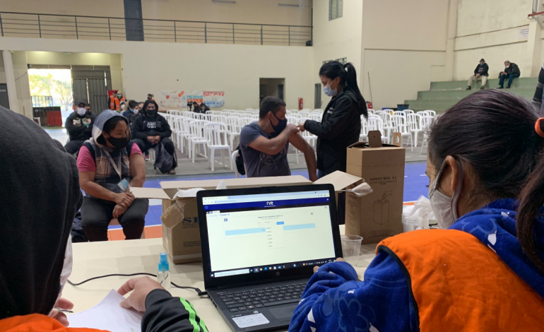 Insta a recibir la segunda dosis y no relajarse porque las cifras van bajando