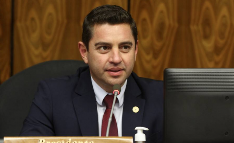 Critica a colorados que juegan a dos puntas y se alían con izquierdistas