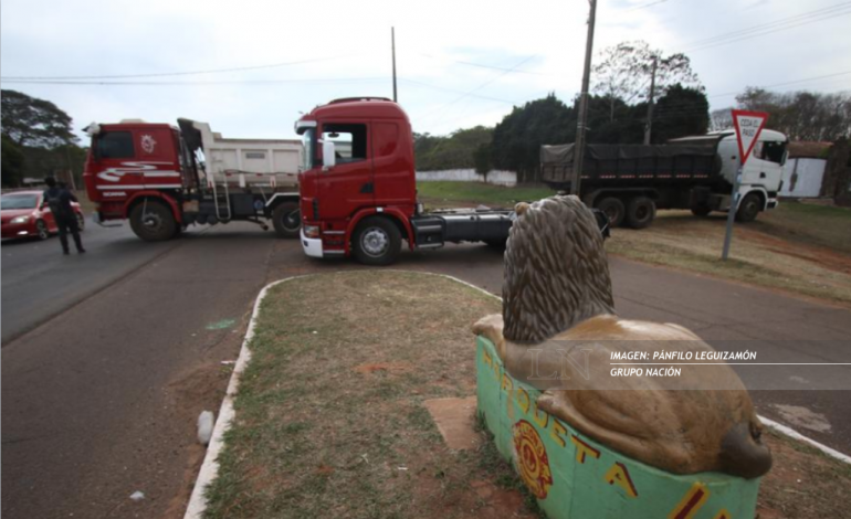 Conforman mesa de diálogo en busca de destrabar paro de camioneros