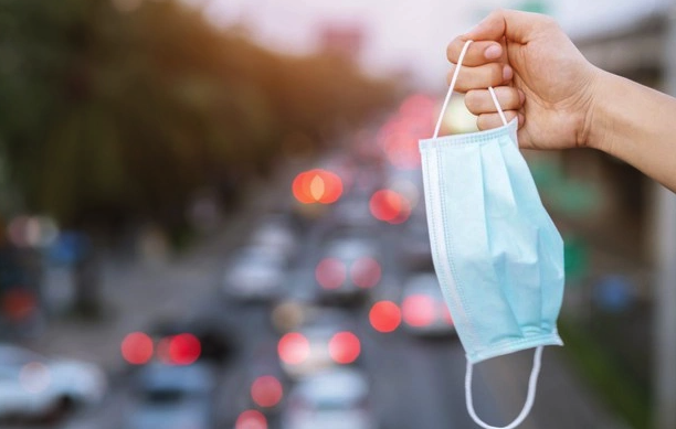 Dejar de usar tapabocas podría acelerar el inicio de una tercera ola de COVID-19, afirman