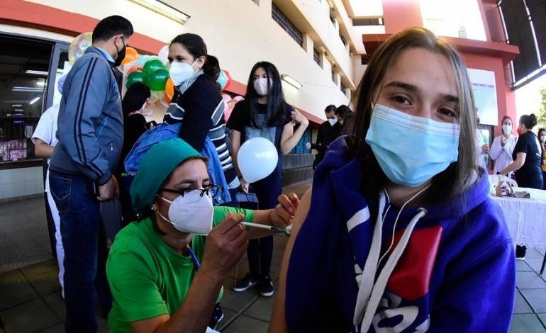 Menores vulnerables de 12 a 17 reciben segundas dosis mañana