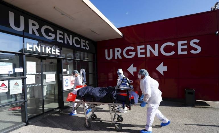 Francia roza los 8.700 pacientes con COVID-19 internados en hospitales