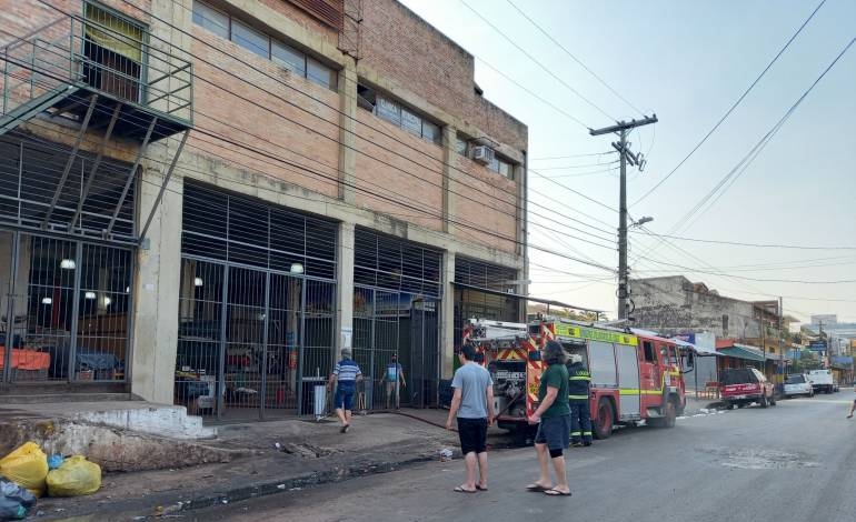 Controlan principio de incendio en el Mercado Municipal de Luque