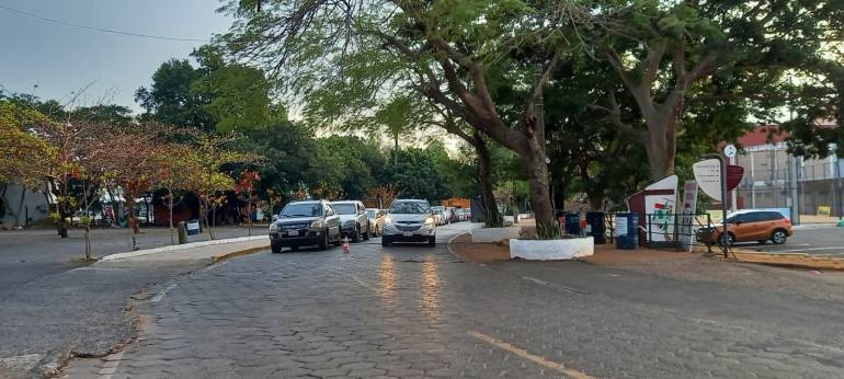 Largas colas y aglomeración en los vacunatorios