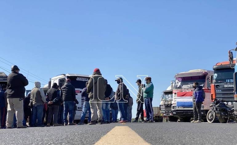 Ataque en plena ruta: camioneros retienen a distribuidores de diarios