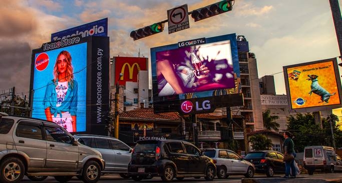 Retirarán pantallas LED y carteles electrónicos que incumplan normativa sobre luminosidad