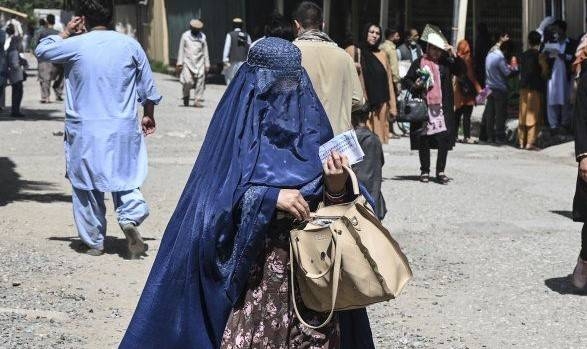 La ONU dice a los talibanes que la religión no justifica violar derechos de mujeres