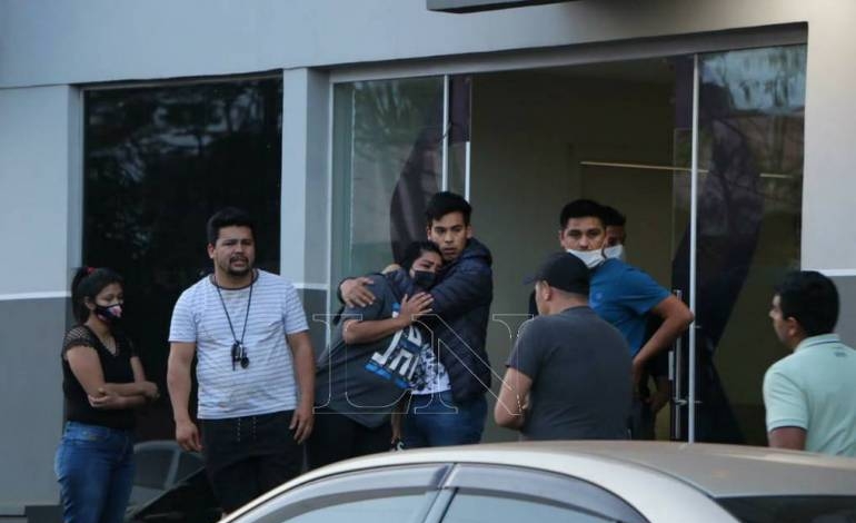 Negligente actuación policial: joven padre esperaba en taller cuando recibió impacto de bala