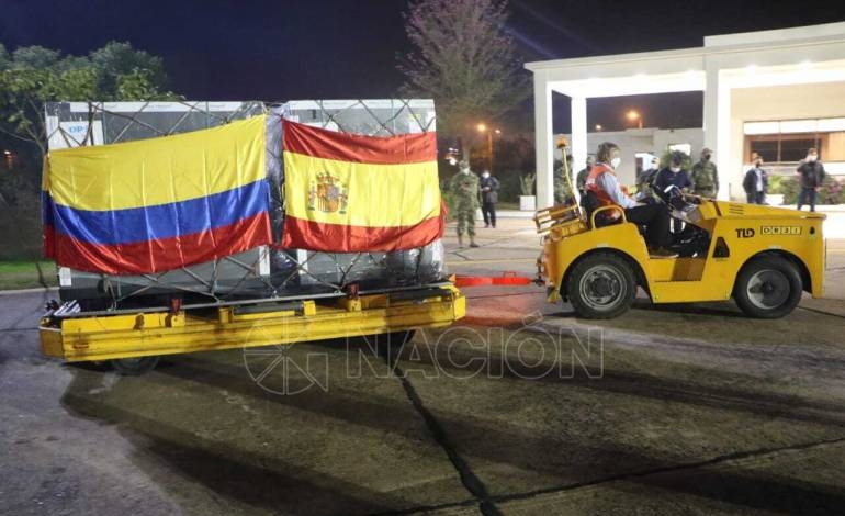 Llegaron las vacunas donadas por España y Colombia