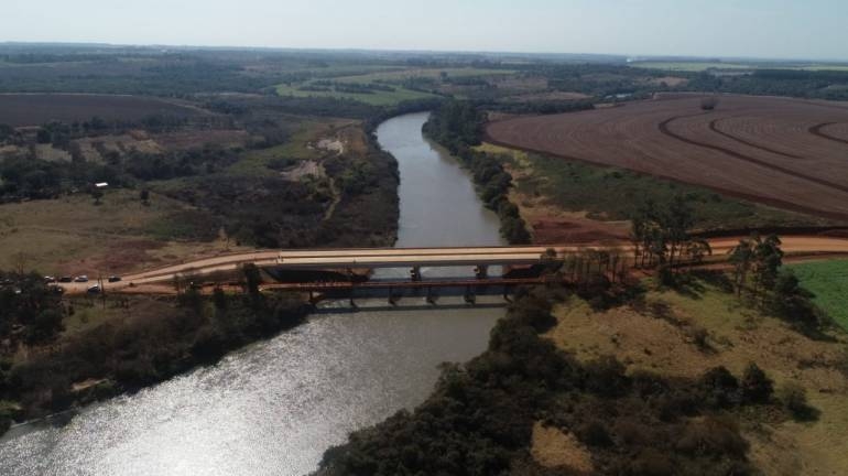 MOPC inauguró puente sobre río Monday
