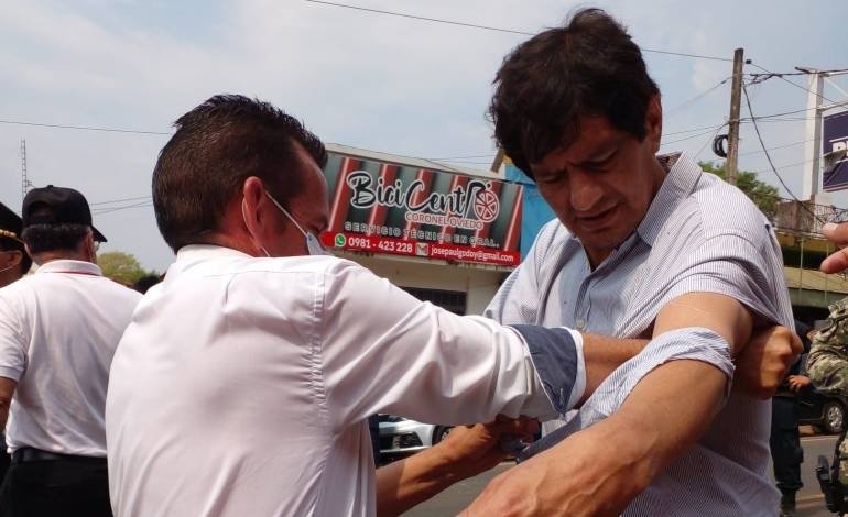 Paraguayo Cubas irrumpe acto político a cintarazos y agrede a dos personas