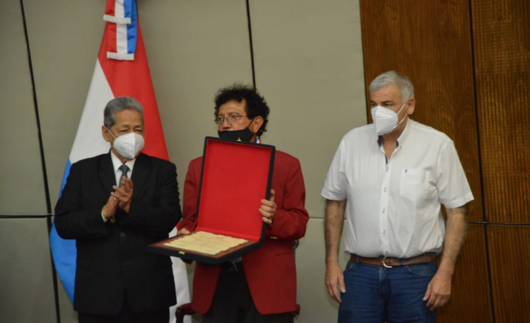 Distinguen al popular intérprete Néstor Damián Girett