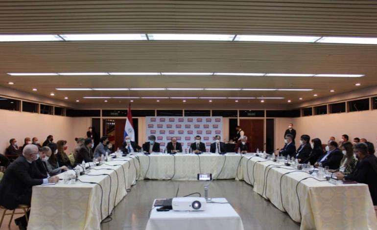 Por la crítica bajante de los ríos, ANDE no subirá la tarifa de la luz