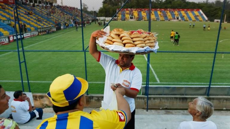 Vendedores ambulantes piden volver a las canchas: „Es absurdo que prohíban“