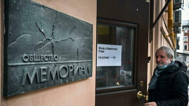 La Corte Suprema rusa ordena el cierre de Memorial, emblema en la defensa de las libertades